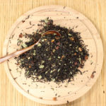 Ягодный букет ( чай черный с добавками) Черный чай, кусочки яблок, клюква, плоды шиповника, лепестки василька.